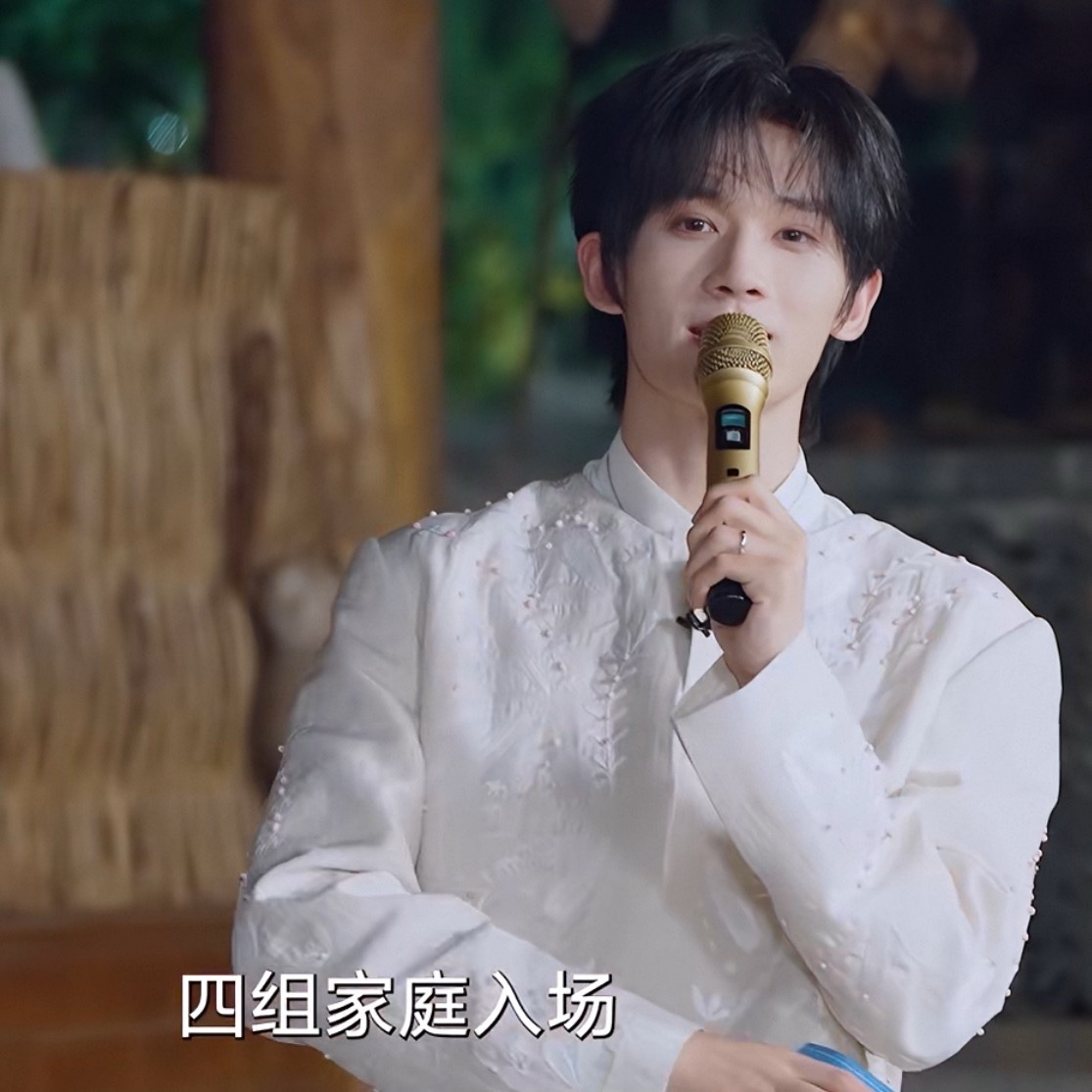 哇塞哇塞今天是小主持呢 