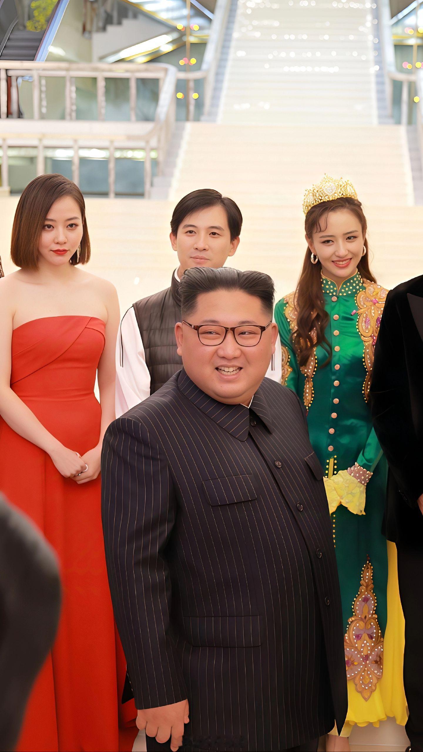金正恩观看中朝文艺工作者联合演出亲切互动。2018 年 11 月 3 日中朝文艺