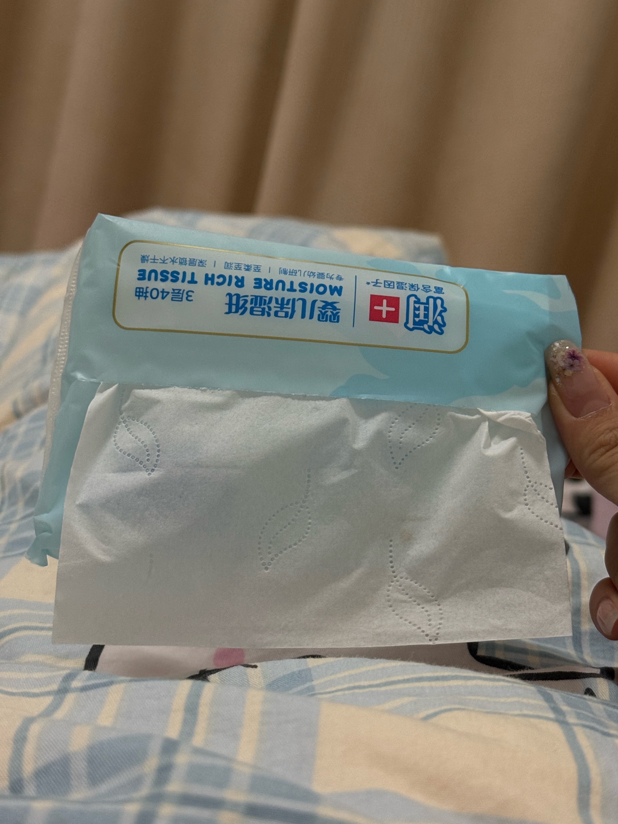 突然一下感冒了，头痛到爆炸[泪]。话说擦鼻涕真的很容易把鼻子擦红，这个保湿纸巾还