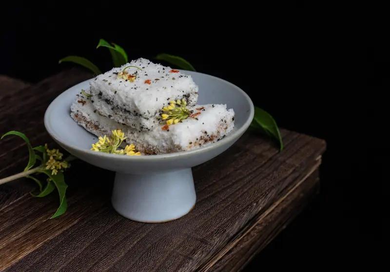 桂花用处可多啦！在美食界，它是妥妥的“宠儿”。桂花糕，那细腻的口感搭配上桂花独特