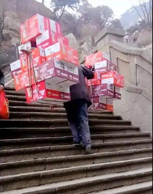 南怀瑾先生说：“人都天生傲慢，但请不要看不起任何一个人。”

“无友不如己者”，