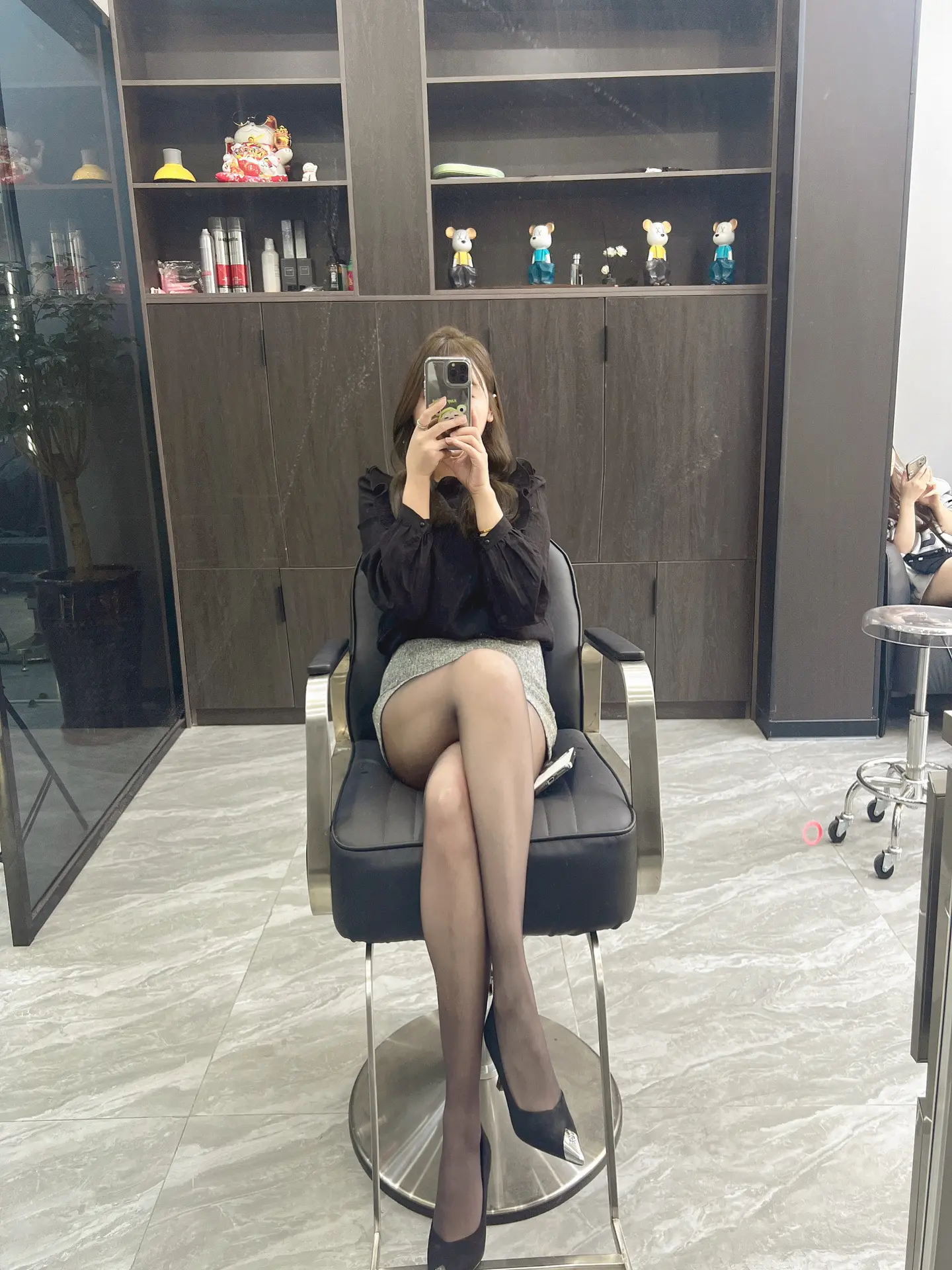 今年秋天头发短了些 ，没瘦，还胖了一点，没那么任性了，越来越喜欢安静了