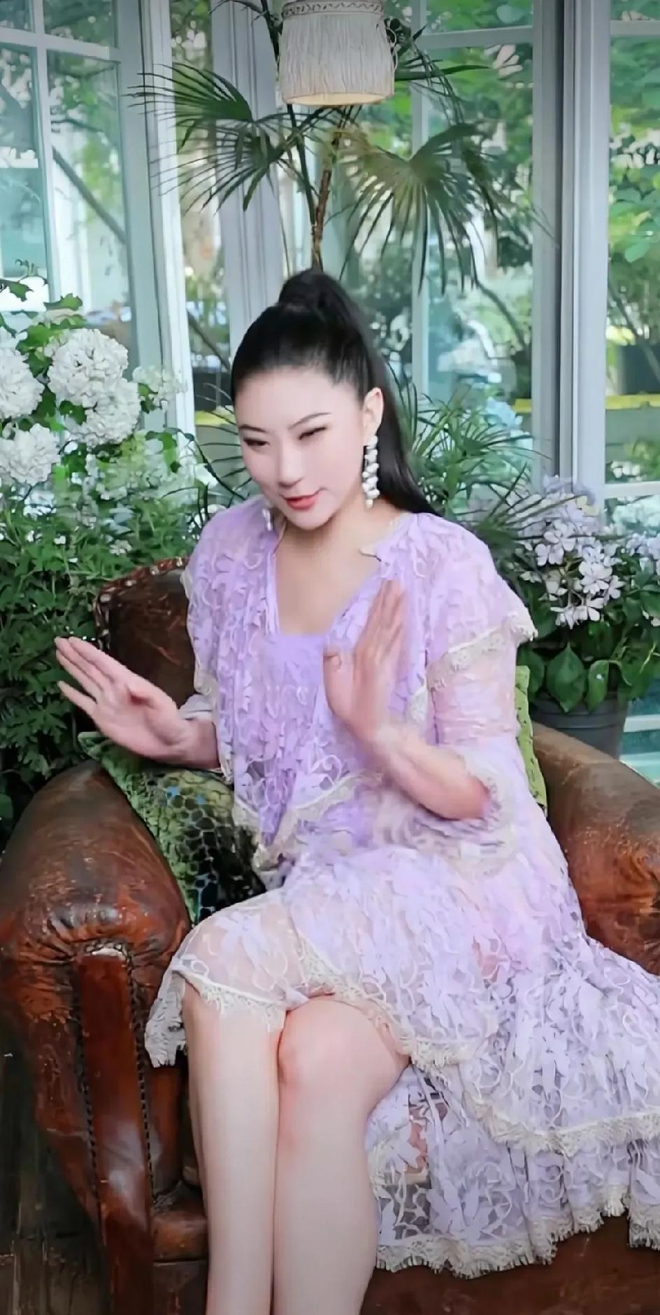 COCO是不是恋爱脑，我不知道，但是我敢说，COCO她的穿衣品味真的一般。

说