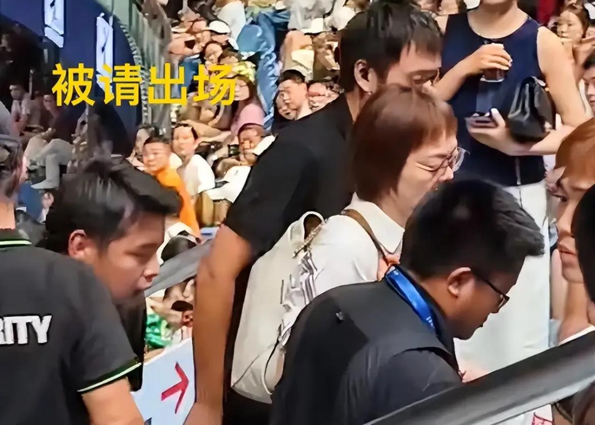 在上海网球大师赛上发生一起令人震惊的事件，一名女士因在场边大喊“东亚病夫”被驱逐