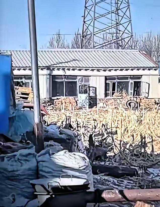 吉林松原那个抢劫的姚某就在这个空房子里被抓到的，多险呐，如果有个人突然进去，他是