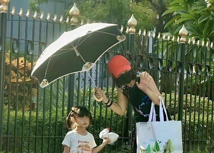 林依晨二胎这么大了最近林依晨 44 岁生日的逛街路透悄无声息冲上热搜，没有精修物