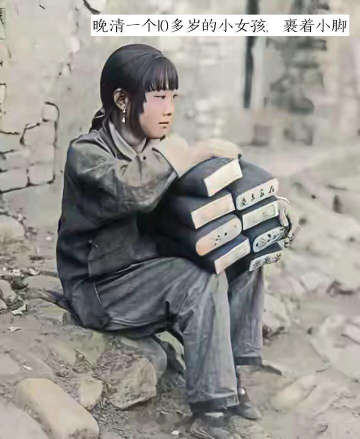 晚清那个时代，一个10岁左右的小女孩可能命运多舛。要是她是选秀少女，得在拘谨队列