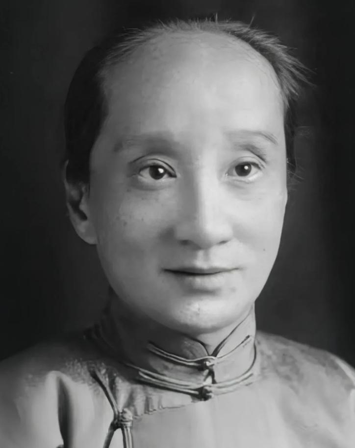 1909年，朱安偷偷摸进鲁迅的房间，从后面一把抱住了他，对着鲁迅的耳朵央求道：“