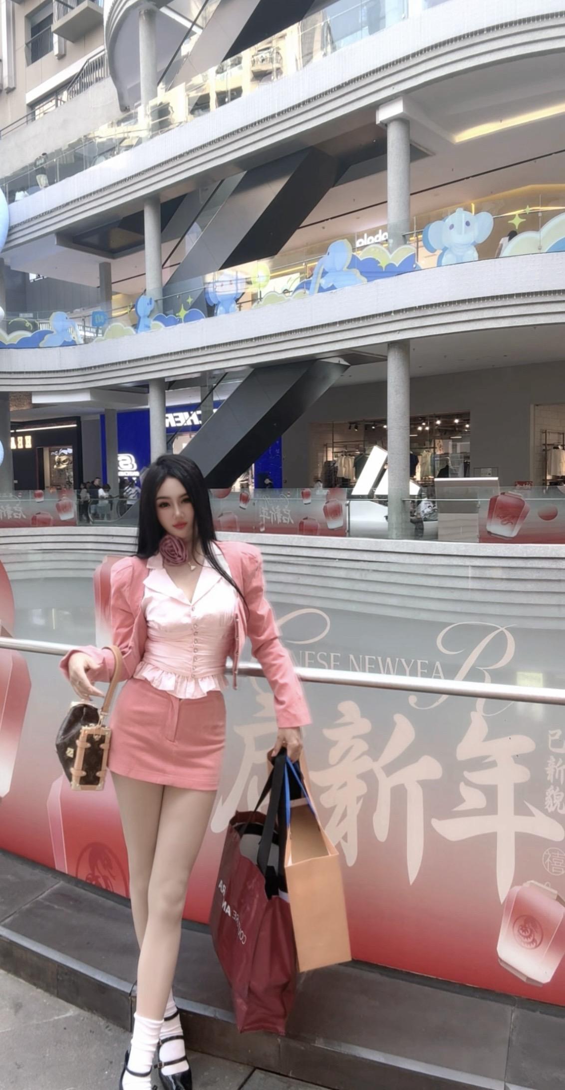 新年礼物 🎁 愿新的一年 人生路易 事业威登。 蛇年戴蛇表⌚️[偷笑]