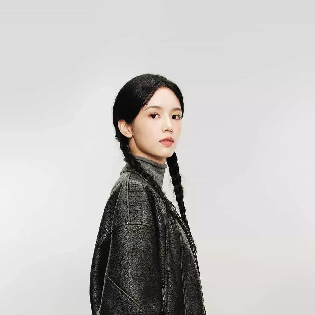 冷艳黑皮夹克少女，时尚感爆棚！黑皮夹克穿搭 御姐风皮衣外套 棕色短款皮夹克 酷感