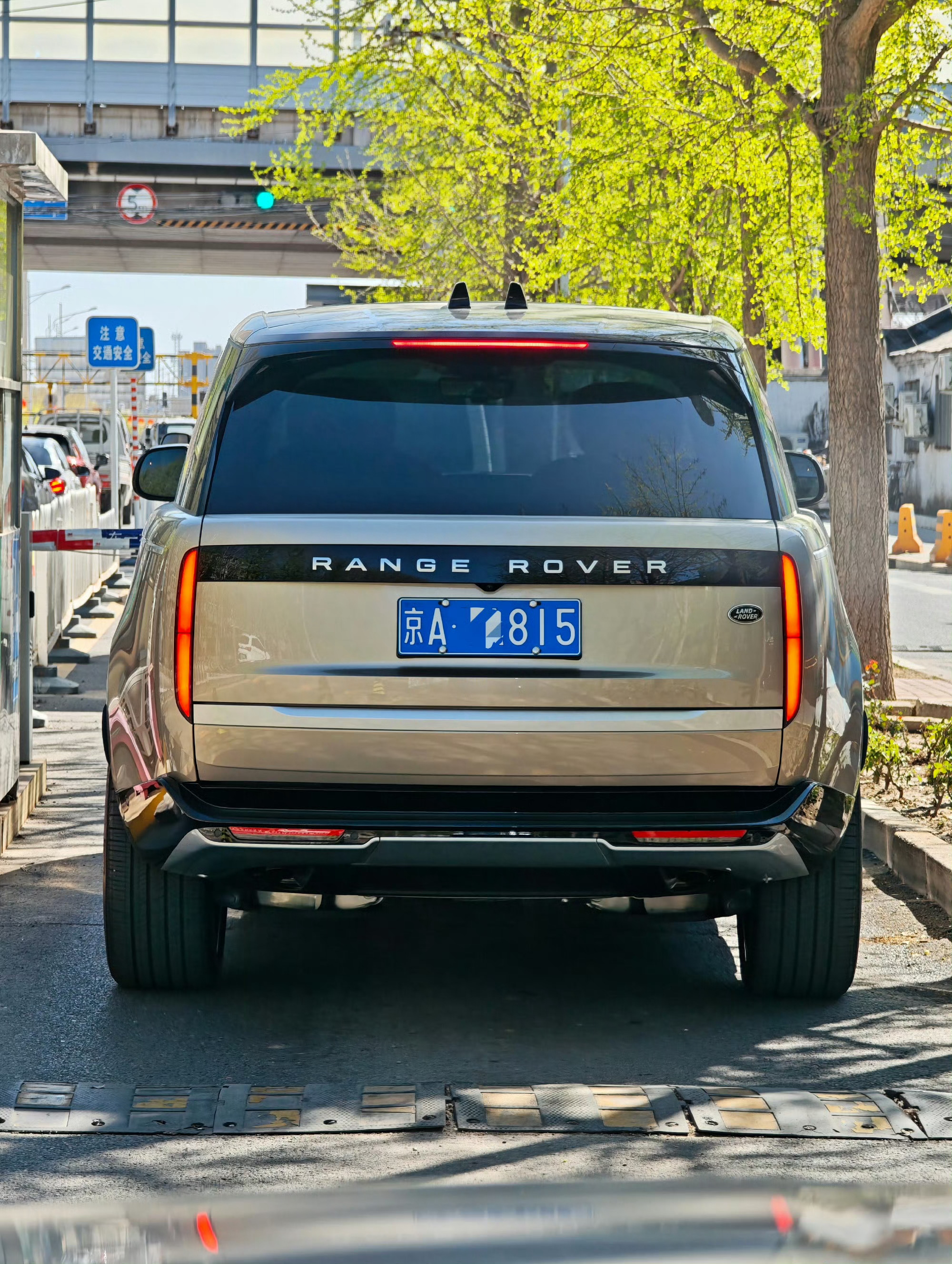 有没有觉得，这辆车屁股挺像的？