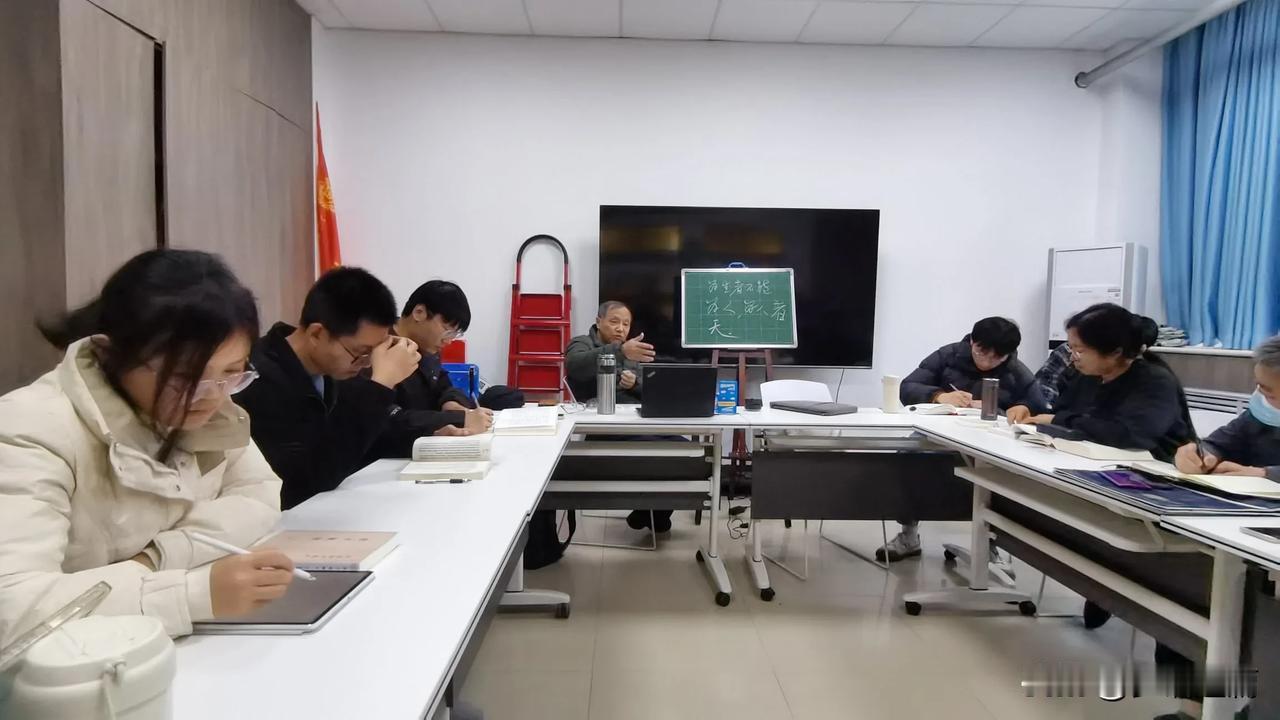君子温润如水，利万物而不争！什么叫利万物而不争？不争是不贪物不贪心无贪念，得之不