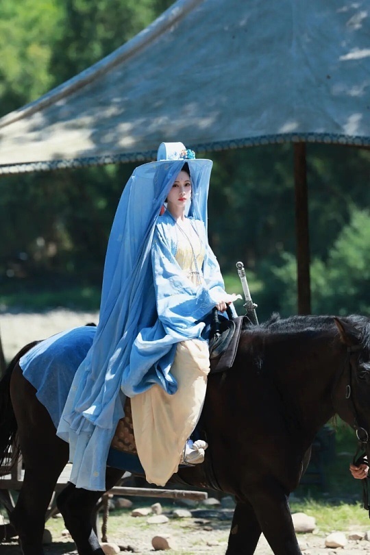 孟子义海边骑马孟子义海边骑马的画面直接美成电影帧！海口的阳光洒在沙滩上，白衣衬着