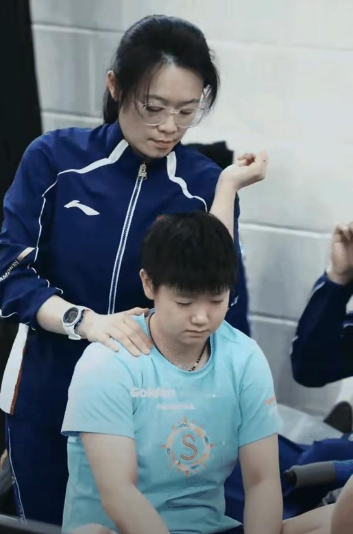 孙颖莎场边接受女队医按摩肩膀，看着让人心疼又敬佩。高强度训练与比赛让她肩颈疲惫，