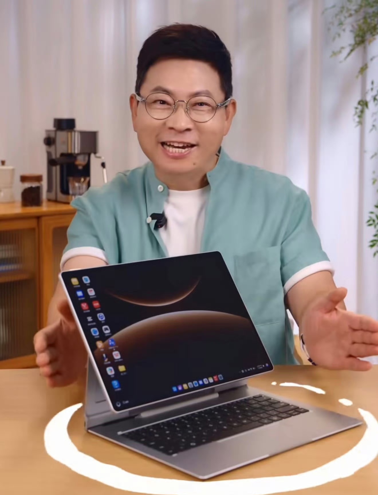 鸿蒙系统放在二合一平板上简直太合适了，既可以像平板一样用，也可以接上键盘带来 p