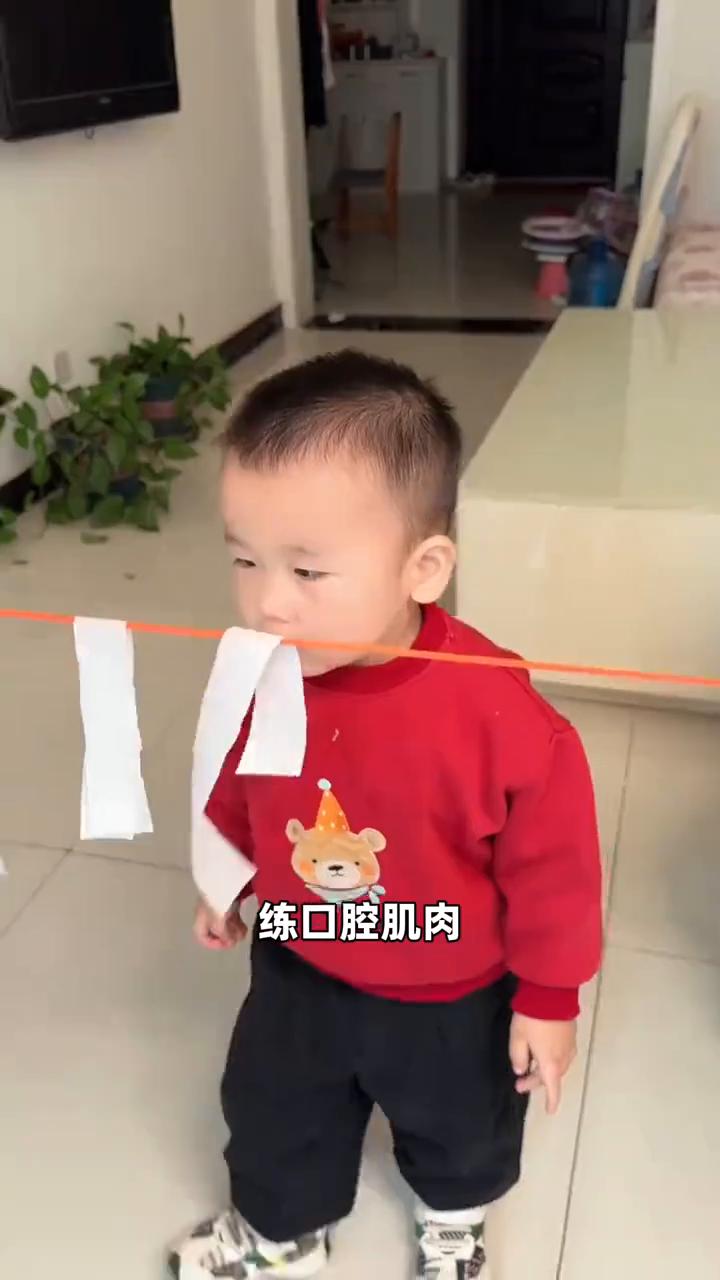 执行力恐怖的老婆。
由于我育婴师老婆不停的练他，从一个月开始练追视，三个月练翻身