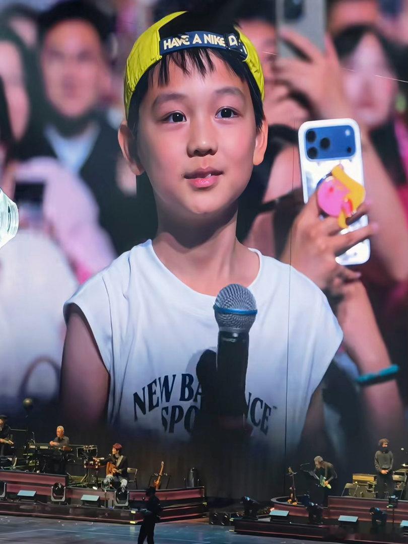 没错我四哥和周杰伦合唱了 演唱会运气与实力双在线的小孩哥！整场演唱会镜头频频偏爱
