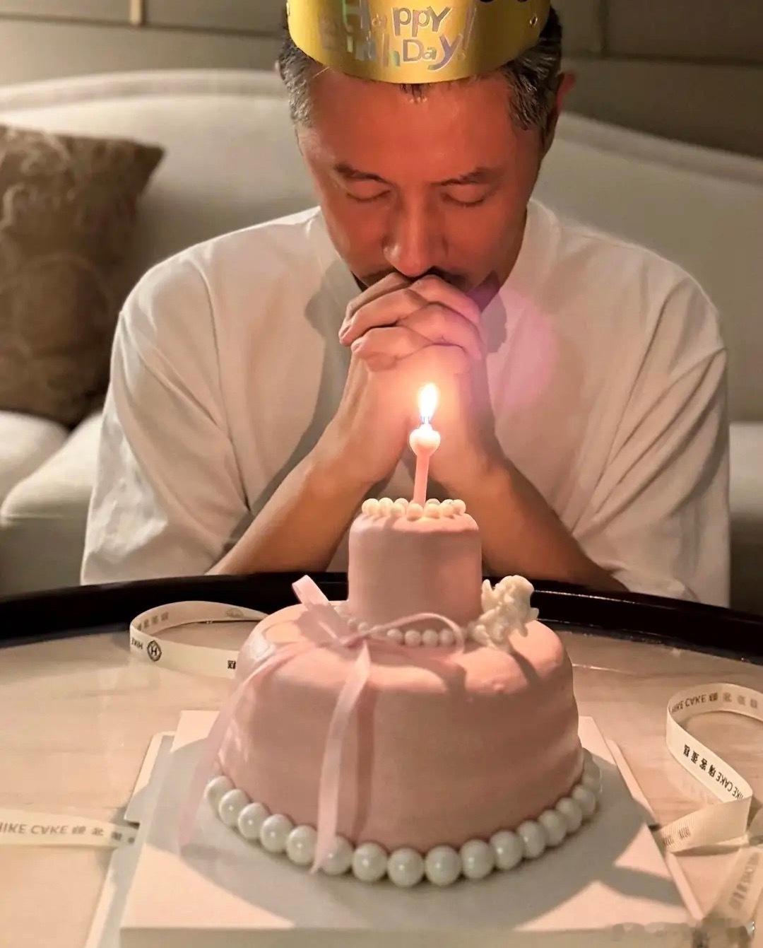 任重和老婆拉手晒幸福，孙骁骁素颜很显嫩，2岁女儿在用粉色餐椅！ 