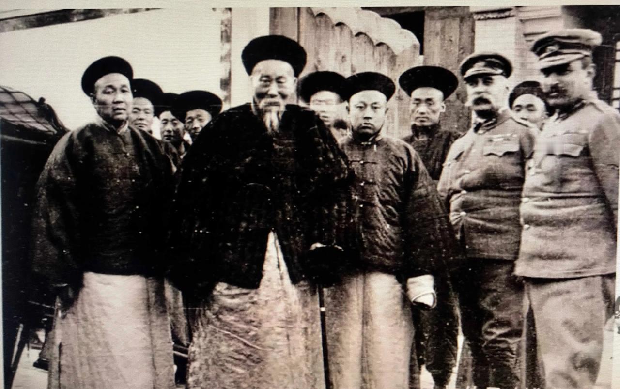 140年前，一位年过花甲的湖南老人让人抬着棺材随军出了玉门关，只用一年半就收回了