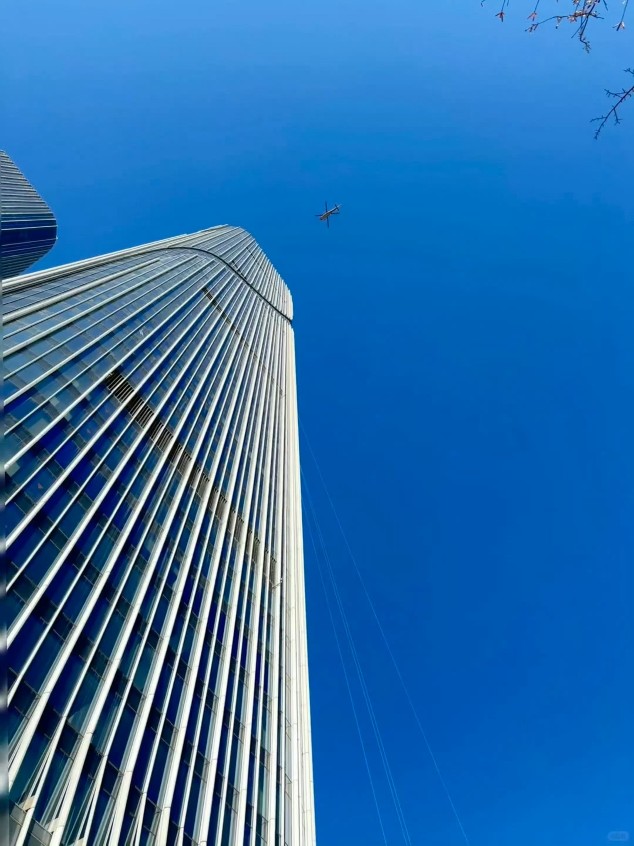 敖瑞鹏新剧不二之臣用上直升飞机了，这剧各种霸总必备的道具都拉满了