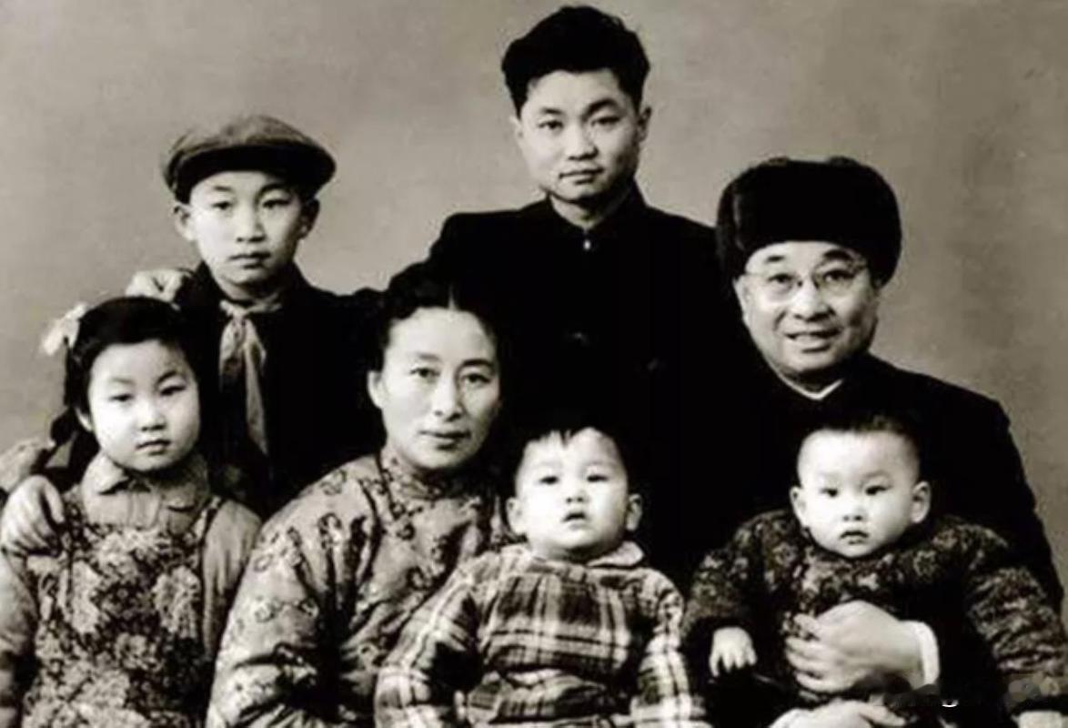 1950年，陈赓的女儿出生后，一个女兵看了孩子一眼，脱口而出："司令员的女儿怎么
