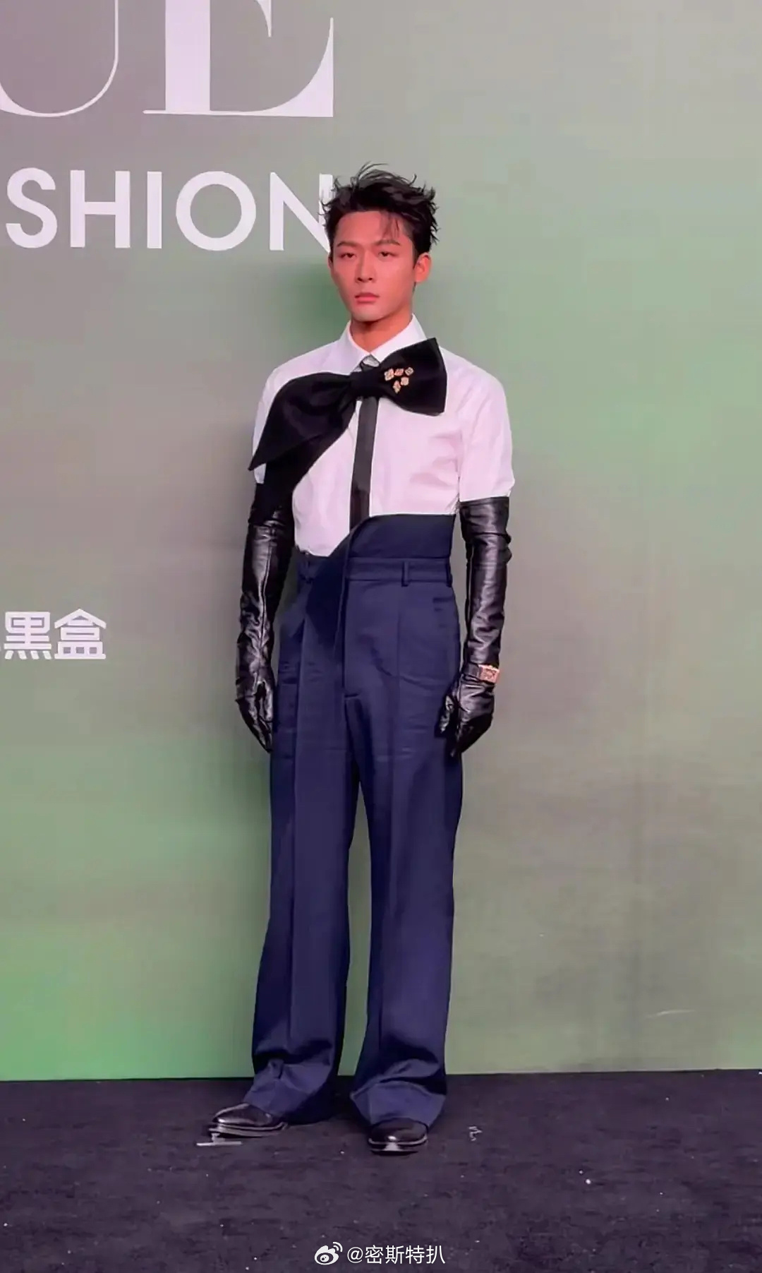 到底是谁把后厨洗碗工给放出来赶紧带肘VOGUE直播 ​​​