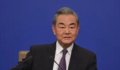 菲律宾外长拉扎罗7月22日在东盟会议期间会见了中国外长王毅，就菲中关系进行了坦诚