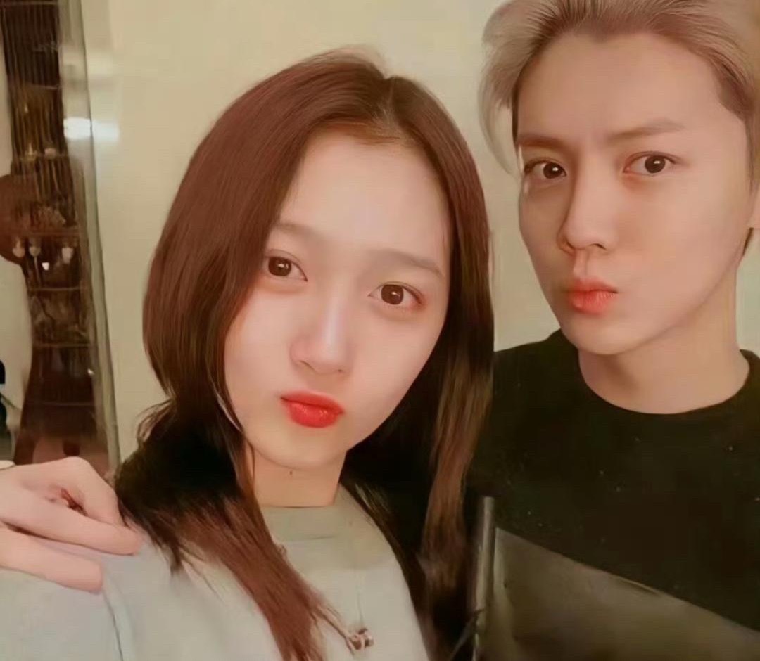 有博主称经过多方求证得知了鹿晗跟关晓彤分手的真正原因，是女方的母亲不同意，介意男