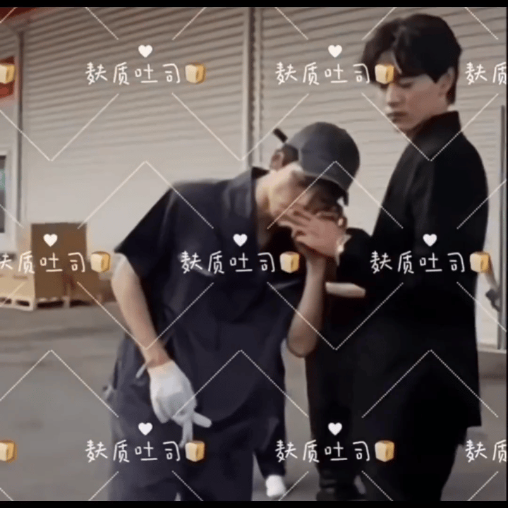 小朋以前：🚬躲镜头后来遇到雷雷：不躲并抽一根… 