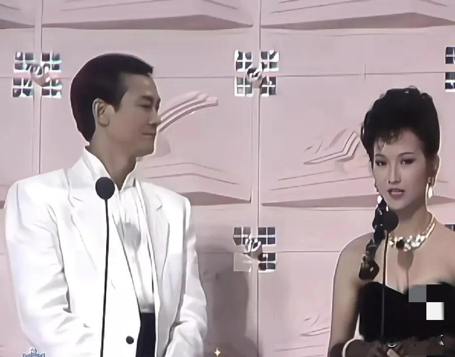 年轻时的赵雅芝和郑少秋同台，就是妥妥的男俊女靓。
郑少秋风度翩翩，气质潇洒，自带