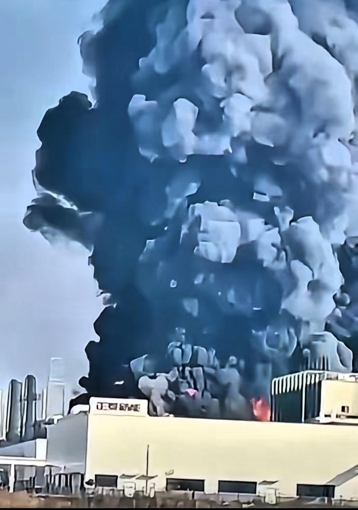 刚刷到新闻！总投资113亿的浙江光伏基地突发大火，电池车间燃起熊熊烈焰，黑烟直冲