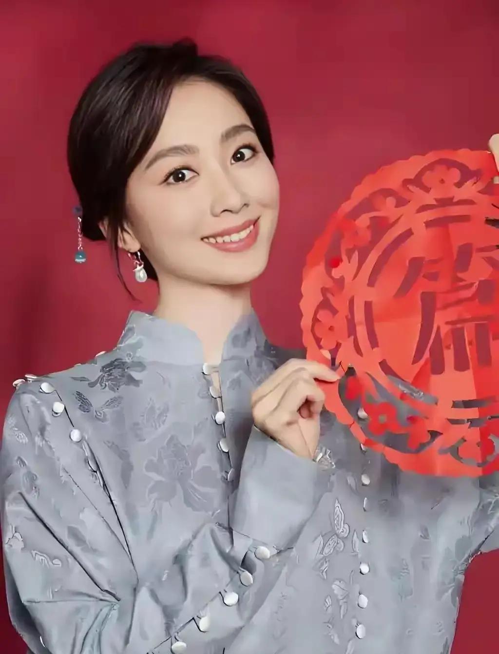 别再盯着流量明星了，今年春晚真正的“王炸”，藏在义乌分会场这位财经主播身上。
郭