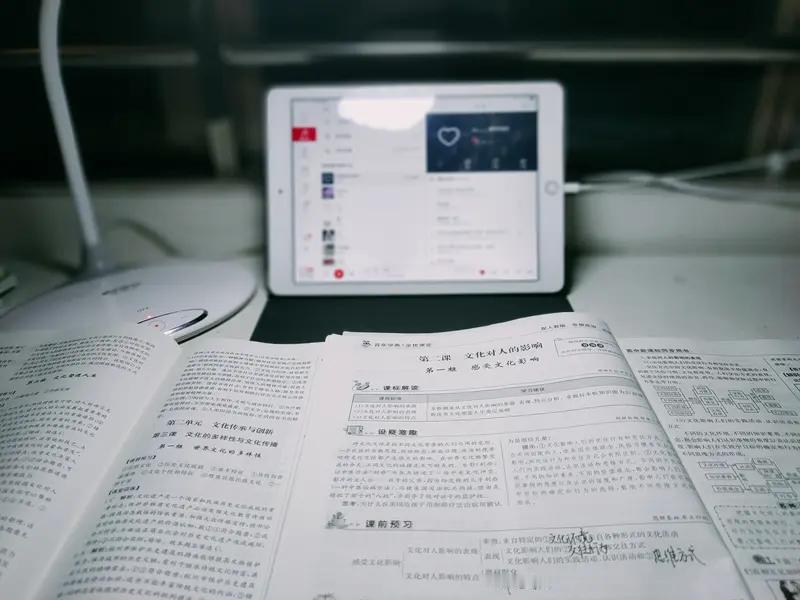 高中的补课费啊
外甥女9月升高三，
物理数学成绩不满意，
网课一万多，
线下两个