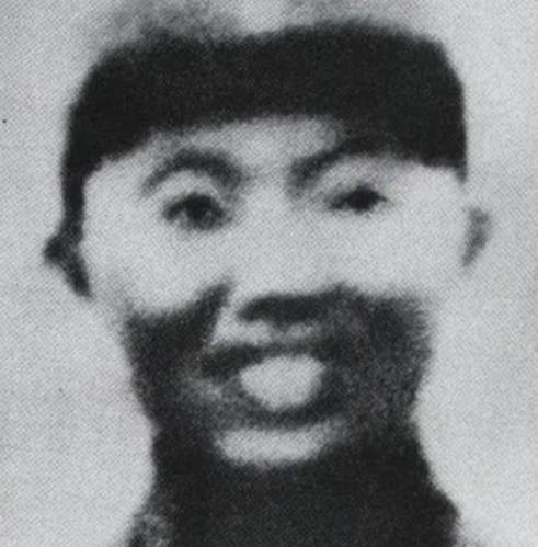 1942年，神枪手王凤麟因叛徒出卖被日军围困在山上。激战至仅剩一颗子弹时，是射杀