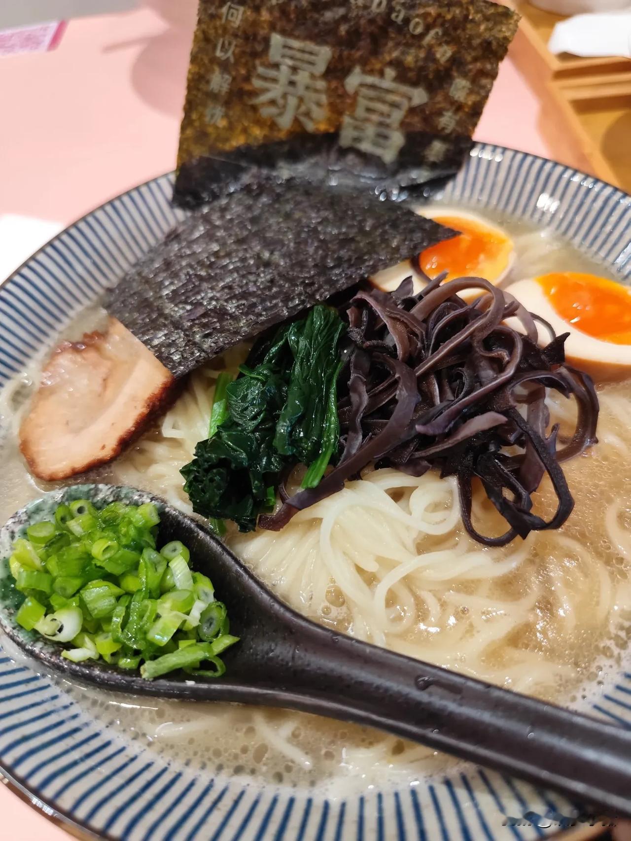 俗话说，差生文具多。多少有点道理。
各种餐具蛮精致，东西量少口感也一般。对我来说