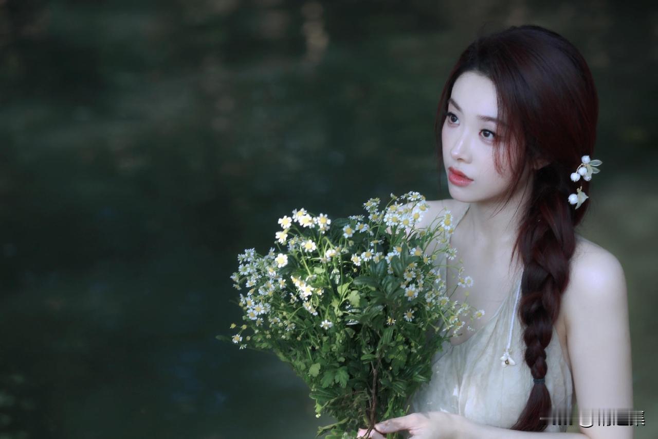 “花束与少女，静谧的夏日时光”🌸💐🌿