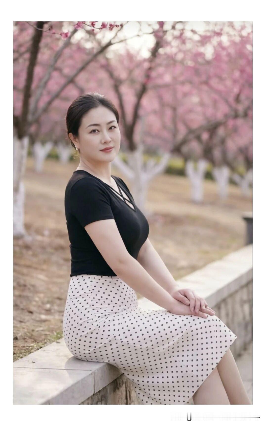 怎样完成气质风穿搭中年美女中年女人真有那么大的魅力吗? 微胖丰满性感女神 过膝裙