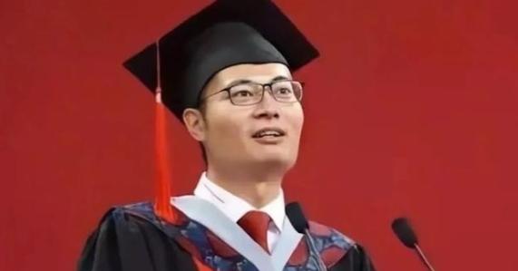 1999年，北大博士王永强携妻子移民美国，此后20年未曾回国与家人联系，其母亲病