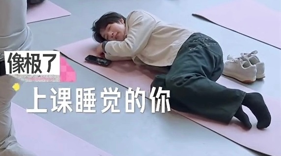 小小一坨我要亲他 