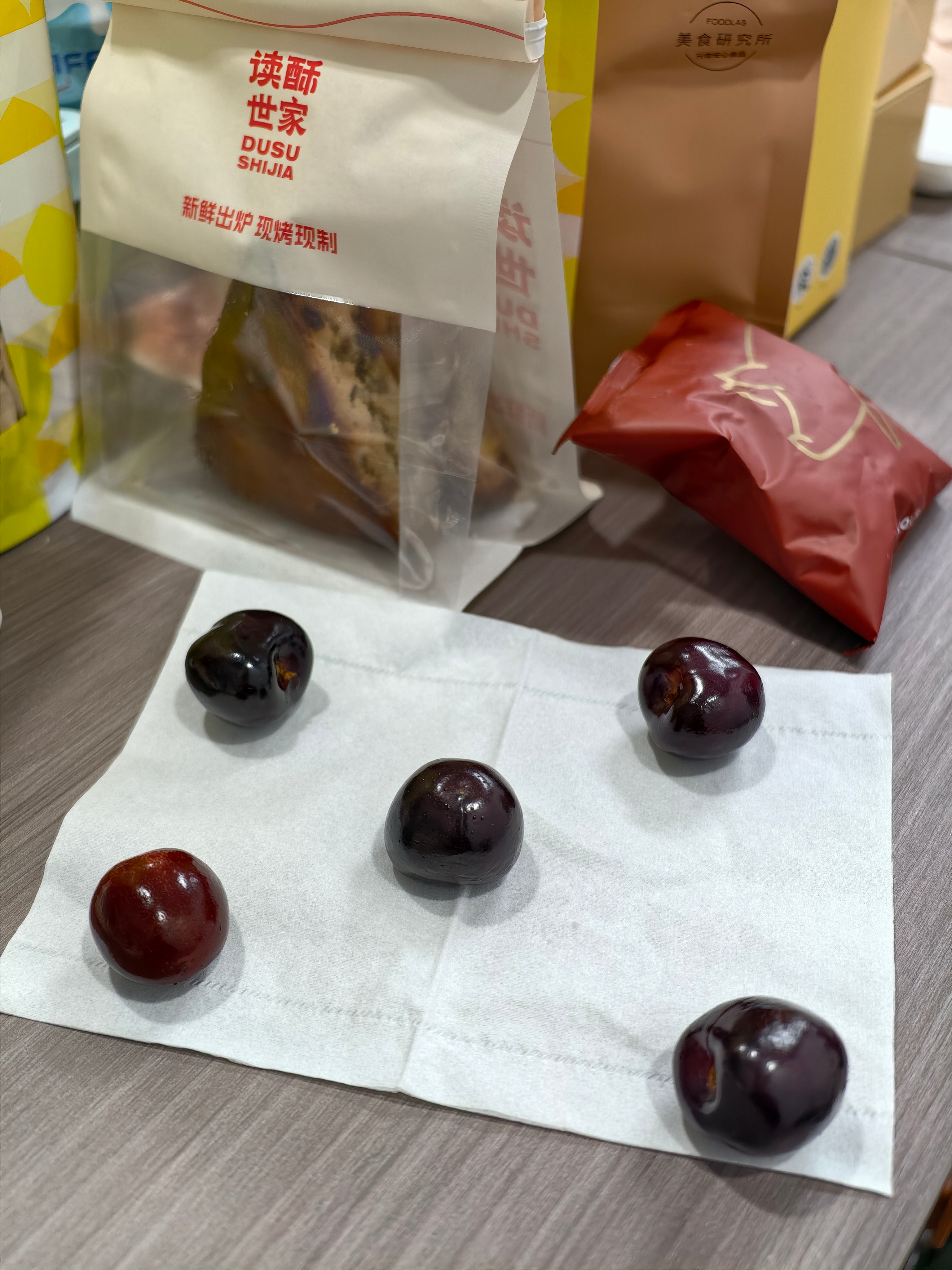 来发车厘子我说请铺满整张纸巾