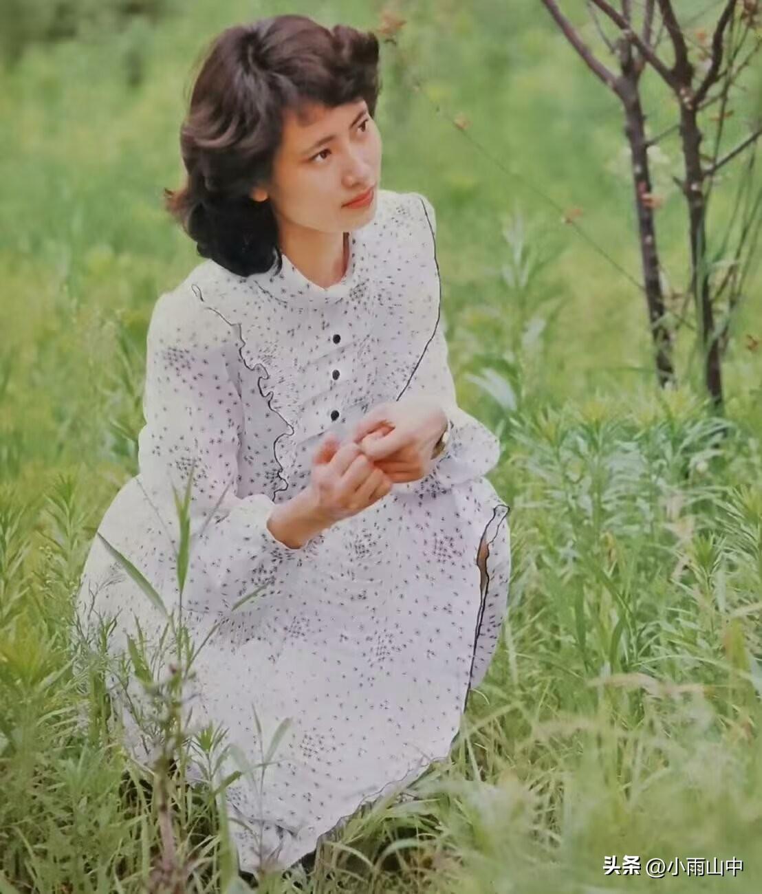 陈燕华、吴海燕曾合作过电视剧《卖大饼的姑娘》。两人穿同款连衣裙，陈燕华显得文静秀