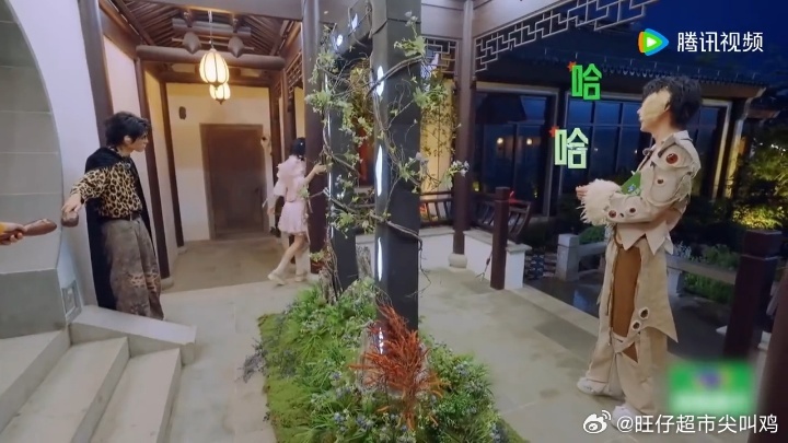 这是对章若楠的服从性测试吗章若楠卖萌逗笑周柯宇 章若楠卖萌学兔，旁边三位起哄高手