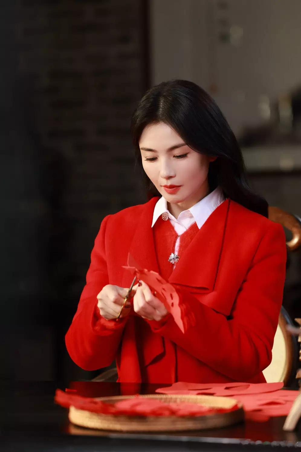 青青娱乐刘涛穿红色大衣年味儿十足！手拿福字剪纸露灿笑喜气洋洋 