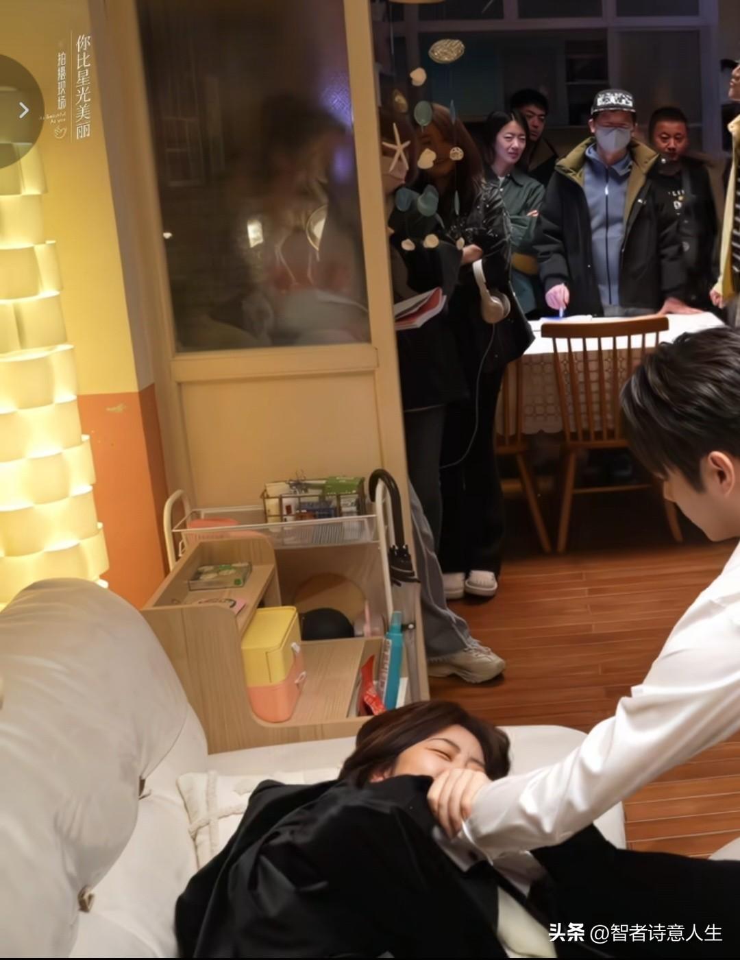 这场景看起来像是在拍戏。好美的画面，拍戏姿势 片场笑场 明星 👍🏻👍🏻?