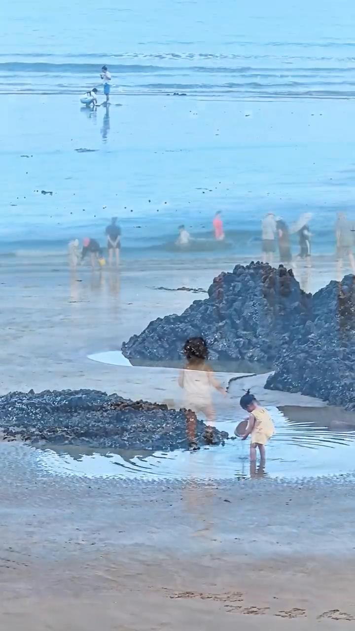 大海与艺术。
青岛雕塑公园，海边大海与艺术的交融，这个夏天一定要到这里来看看。