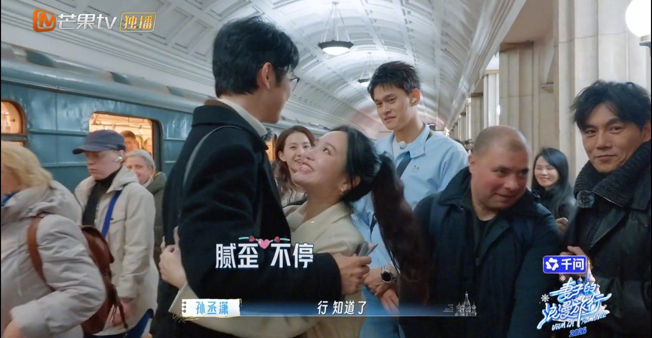 孙杨看金莎孙丞潇亲亲的反应 孙杨这眼神也太直白了，看人家亲亲自己也眼馋，转头就找