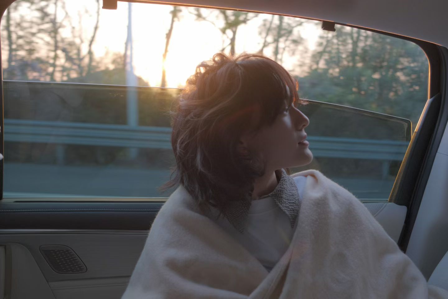 开跑《我，许可》路演的文淇，跟大学生们真也是完美融入了