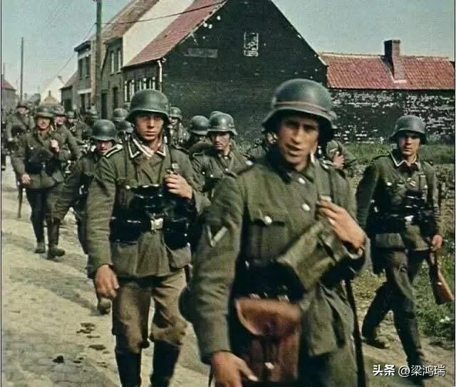 1941年一队德国士兵在东欧战场上行军，这一幕被德军的随行记者记录了下来。隔着照