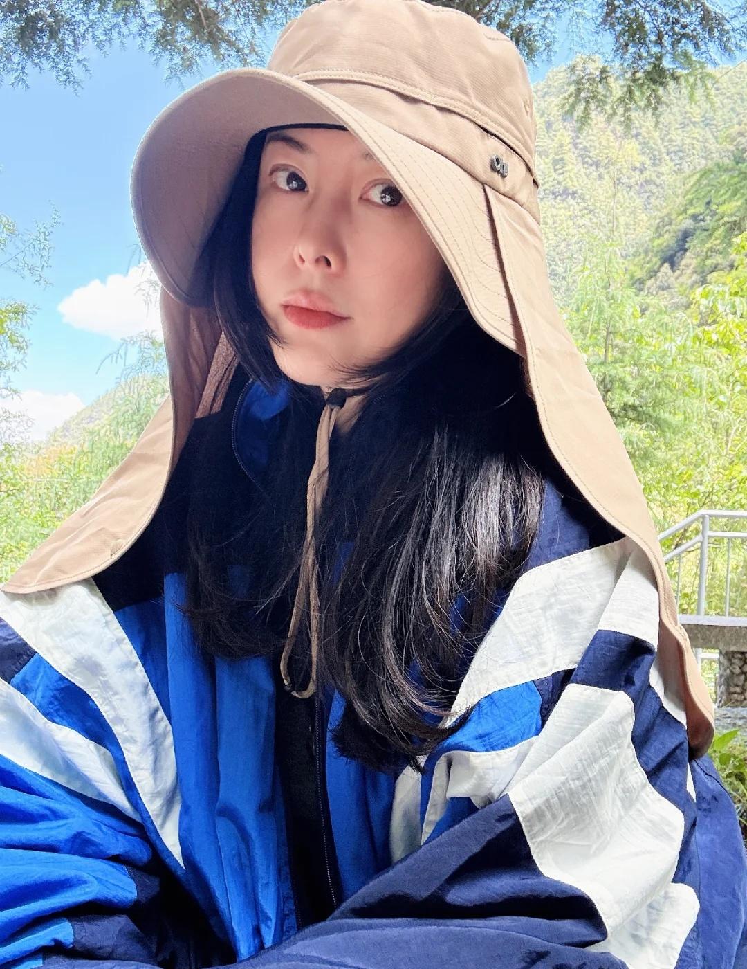 阳光落在松针、屋檐和柔软的羊毛上，生活最美好的模样，不过这般松弛安然…