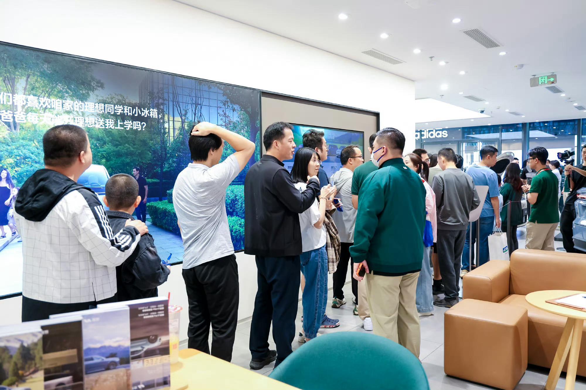 理想i6登陆全国553家门店，感觉这台车很适合假期出行，不仅乘坐空间舒适，而且底